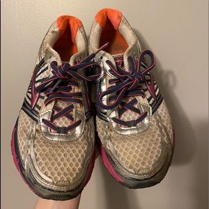 WOMENS BROOKS RUNNING SHOES